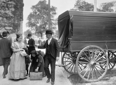 Einwanderer im Battery Park, New York, um 1900 von Byron Company